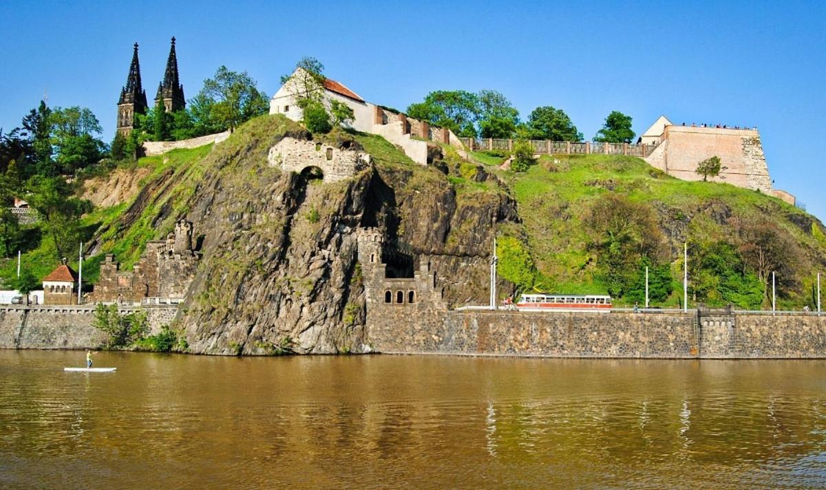 Helen Homestay Vysehrad Prag Exteriör bild