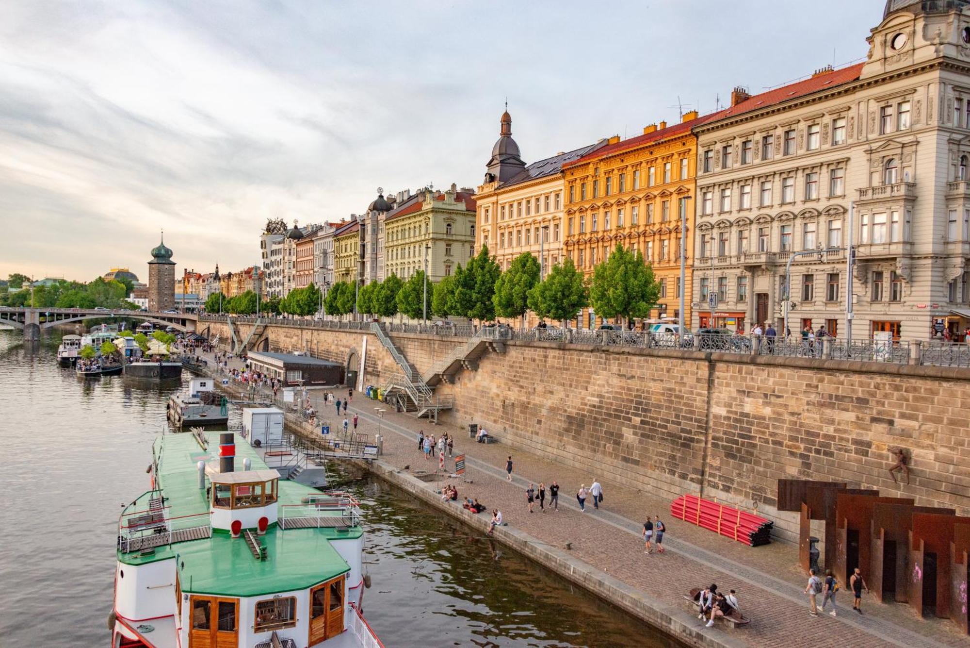 Helen Homestay Vysehrad Prag Exteriör bild
